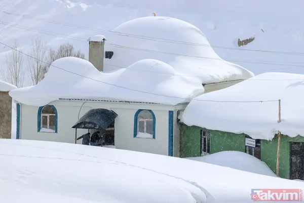 Kar kalınlığı 2 metreyi aştı! Van'ın köylerinde 'beyaz esaret' yaşanıyor - 8