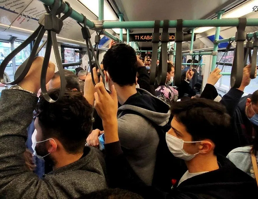 Tramvayda tıka basa yolculuk!