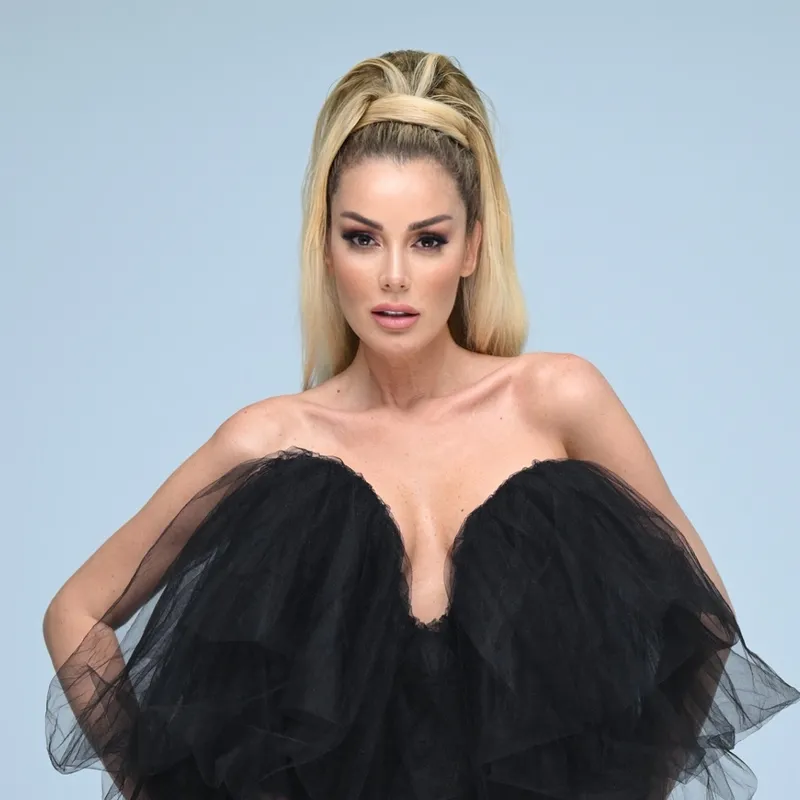 2000lerde-firtinalar-estiriyordu-petek-dincoz-bir-degisti-pir-degisti-son-halini-goren-dilan-polat-sandi-hic-k-1724419684571.jpg 2000’lerde fırtınalar estiriyordu! Petek Dinçöz bir değişti pir değişti! Son halini gören Dilan Polat sandı: “Hiç kendine benzemiyor artık”-6