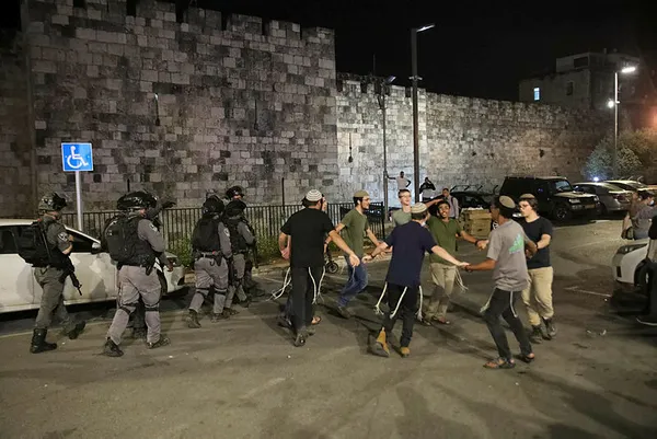 israil-polisinin-dogu-kuduste-filistinlilere-saldirisi-altinci-gununde-teravih-namazi-sonrasi-mudahale-1618781928395.jpg İsrail polisinin Doğu Kudüs'te Filistinlilere saldırısı altıncı gününde! Teravih namazı sonrası müdahale...-3