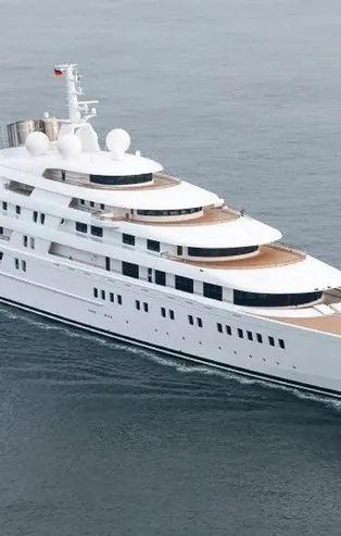 Suya inen yatların sayısı her geçen gün artıyor ancak Azzam'ı hâlâ geçen yok