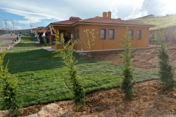 afet-bolgesinde-ilk-koy-evleri-teslim-ediliyor-anahtarlari-baskan-recep-tayyip-erdogan-teslim-edecek-1682136788345.jpg Afet bölgesinde ilk köy evleri tamam! Başkan Recep Tayyip Erdoğan müjdeleri peş peşe sıraladı: Aile ve Gençlik Bankası kuruluyor-10