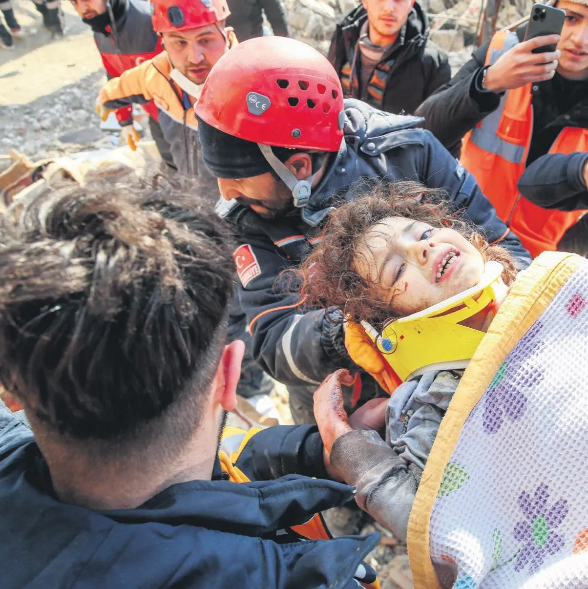 Çok güzel bir abla geldi yemek verdi su içirdi