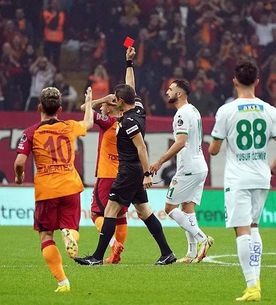 galatasaray-alanyaspor-karsisinda-ilk-yarisini-2-0-tamamladigi-karsilasmada-ustunlugunu-koruyamadi-1666552934150.jpeg