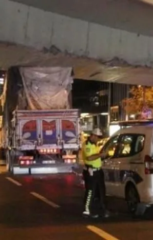 Şişli'de kamyon köprünün altında sıkıştı