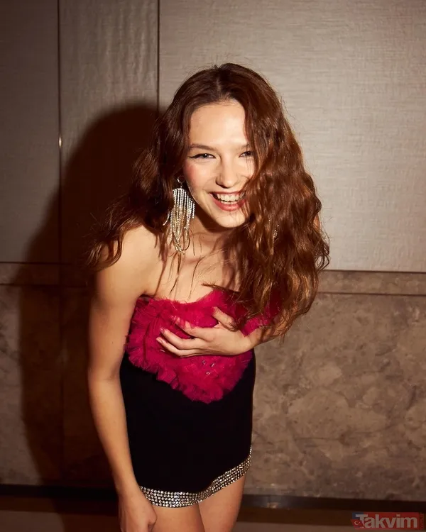 24’lük Nilsu Berfin Aktaş derin yırtmaçlı elbisesi ile boylu boyunca poz verdi! Gören bir daha baktı! Gigi Hadid’e benzetiliyordu... - 7