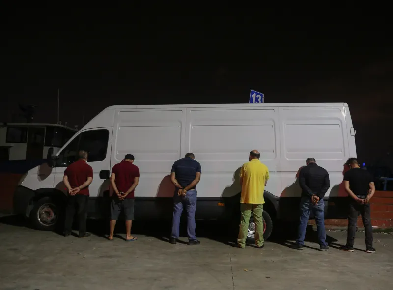 İstanbul'daki akaryakıt çetesini 'evsiz' kılığındaki polis çökertti! - 7