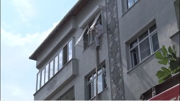 istanbulda-evde-kilitli-kalan-kadin-bez-parcalarini-baglayarak-2-kattan-asagiya-inmek-istedi-1661409995894.jpg İstanbul'da evde kilitli kalan kadın bez parçalarını bağlayarak 2. kattan aşağıya inmek istedi-3