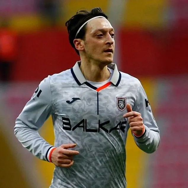 Futboldan bir Mesut Özil geçti