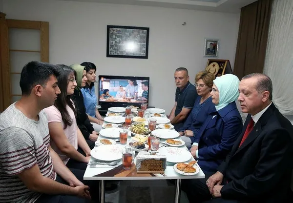 Cumhurbaşkanı Erdoğan şehit evinde iftar yaptı-2