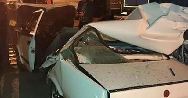 Tıra arkadan çarpan otomobil ikiye bölündü