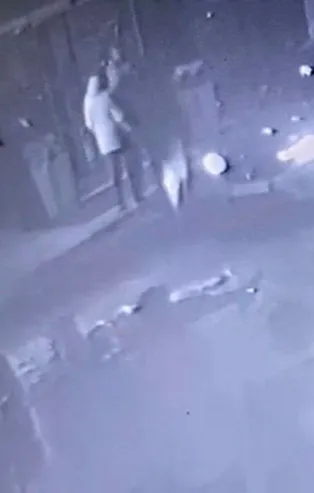 Ebru Cizdam'ın otelden düşme anının görüntüleri ortaya çıktı! Yoldan geçen bisikletli kıl payı kurtulmuş