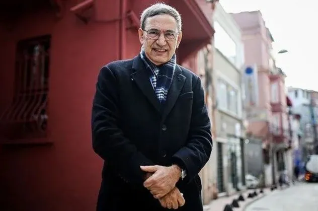 Orhan Pamuk'a "Atatürk'e ve Türk bayrağına hakaret" suçlaması sonrası verilen takipsizlik kararı kaldırıldı