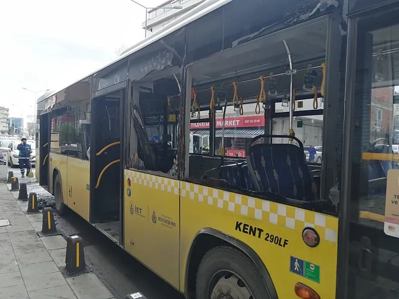 Sancaktepe'de otomobilin İETT otobüsüne çarptığı kazada 2 kişi yaralandı-4