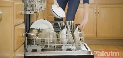 Bulaşık makinesi kokusu neden olur, nasıl çıkar? Bulaşık makinesi kokusu giderme yöntemleri neler? İşte pırıl pırıl ve kokusuz bulaşıkların formülü!
