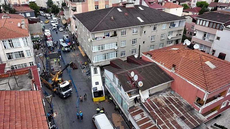 Pendik'te İETT otobüsü berber dükkanına girdi: 6 yaralı | Yıkım çalışmaları başladı! Kaza anı kamerada-6