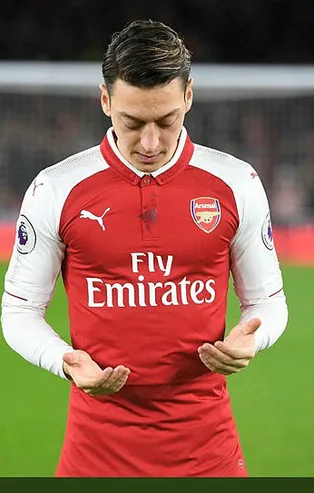 Arsenal'in yeni kaptanı Mesut Özil oldu