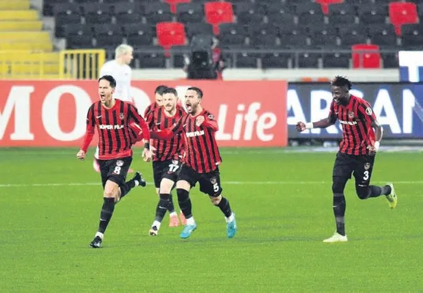 kulup-tarihinin-rekorunu-kirdilar-fenerbahceden-dudak-ucuklatan-harcama-1675298433474.jpeg Kulüp tarihinin rekorunu kırdılar! Fenerbahçe'den dudak uçuklatan harcama-4