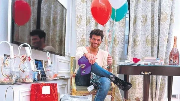 Roma’ya giden Can Yaman İtalyan hayranlarının kurbanı oldu-3