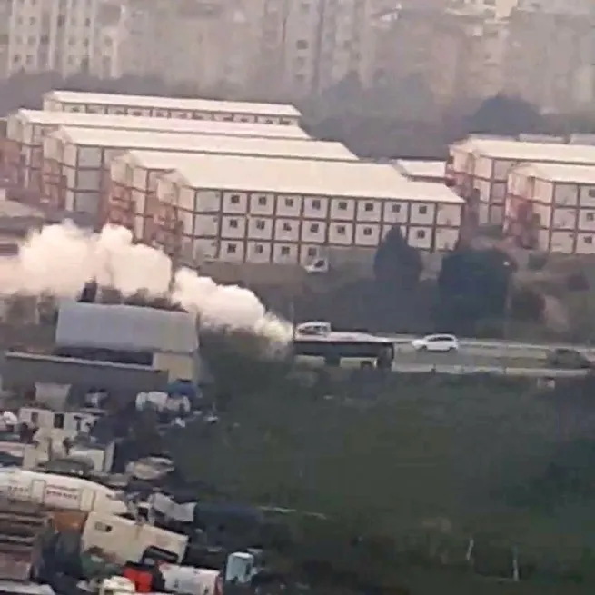 İstanbullu 2023e de İETT vukuatlarıyla girdi! Biri duman saçarak yoluna devam etti diğeri durakta durmadı