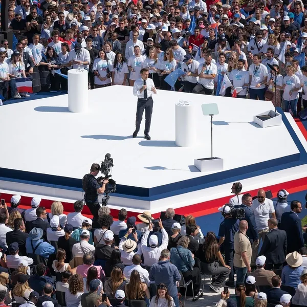 fransa-cumhurbaskani-emmanuel-macron-gogus-killarini-gosterip-poz-verdi-1650280310026.jpg Fransa Cumhurbaşkanı Emmanuel Macron göğüs kıllarını gösterip poz verdi-8