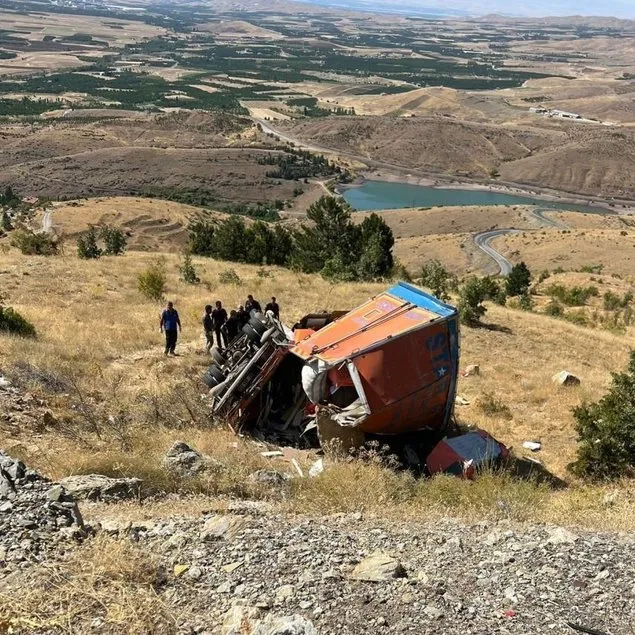 Şarampole devrilen kamyon 2 kişiye mezar oldu