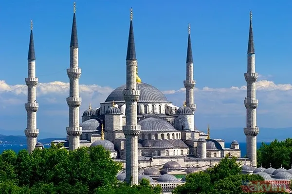 CAMİDEKİ İS ODALARI Süleymaniye Camii'nin diğer bir özelliğinin de Mimar Sinan'ın ilk olarak buraya is odası yapmasıdır. Yapıldığı dönemde elektrik olmadığı...