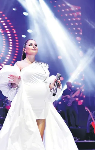 İkinci bebeğine sekiz aylık hamile olan Merve Özbey Kuruçeşme’yi salladı!