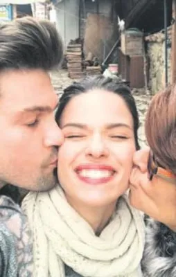 Öpücüğe boğdular