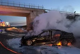 Aksaray’da feci kaza: Bariyerlere çarpan otomobil alev aldı