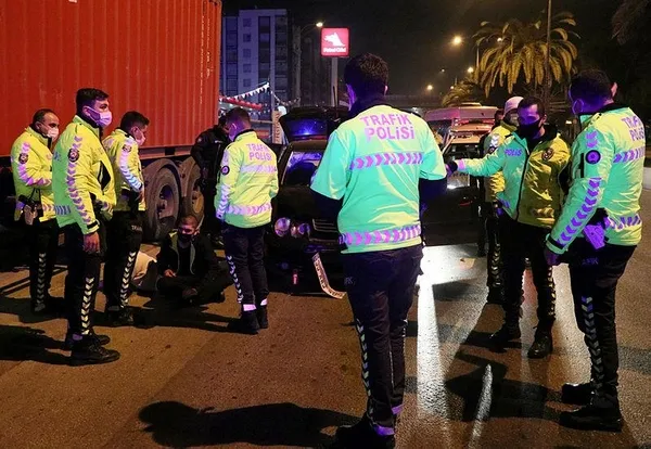 İzmir'de ehliyetsiz sürücü ortalığı birbirine kattı! Polislerden kaçtı kaza yaptı-1