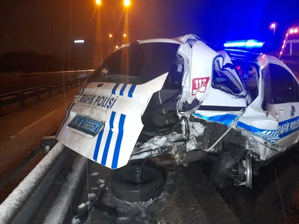 tem-otoyolunda-kontrolden-cikan-arac-polis-otomobiline-arkadan-carpti-1-olu-1-yarali-1675220384976.jpg