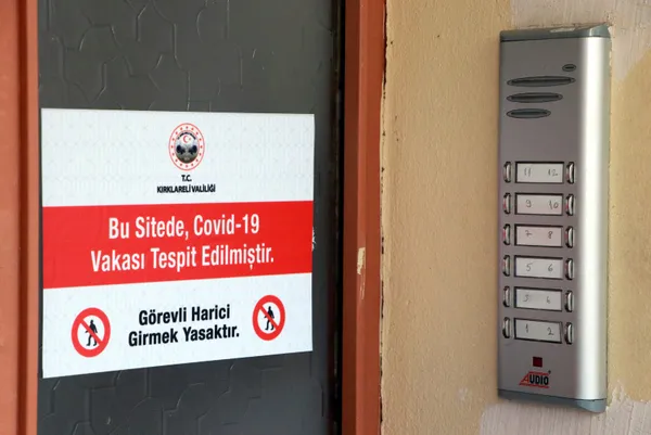 son-dakika-kirklarelinde-koronavirus-testi-pozitif-cikanlarin-veya-bu-kisilerle-temasli-olanlarin-yasadigi-binalara-uyari-levhasi-asiliyor-1605612277440.jpg
