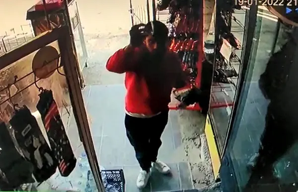 insanlik-olmemis-dedirten-davranis-kapisi-acik-marketten-aldiklari-urunleri-kameraya-gosterip-ucreti-marketin-1643095313627.jpg 'İnsanlık ölmemiş' dedirten davranış! Kapısı açık marketten aldıkları ürünleri kameraya gösterip ücreti marketin girişine bıraktılar-3