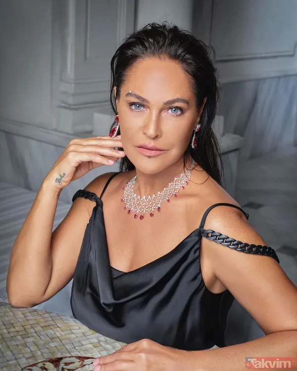 60 yaşındaki Hülya Avşar’ın evine bakın! Zevkle döşenmiş evi göreni hayran bıraktı! Bej ve kahverengi tonları... - 4