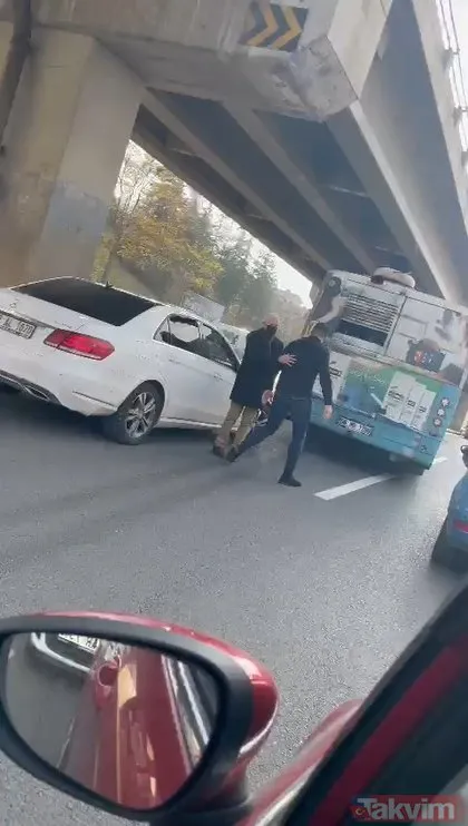 Ankara’da olay görüntüler: Otobüs şoförü kadın sürücünün üstüne yürüdü camları yumrukladı