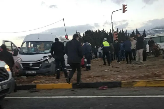 İzmir'de TIR minibüse çarptı! 12 yaralı var