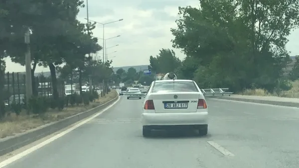 1654671843797.jpg Eskişehir'de pes dedirten görüntü! Merdiveni otomobilin arka camından çıkarıp taşıdılar-2