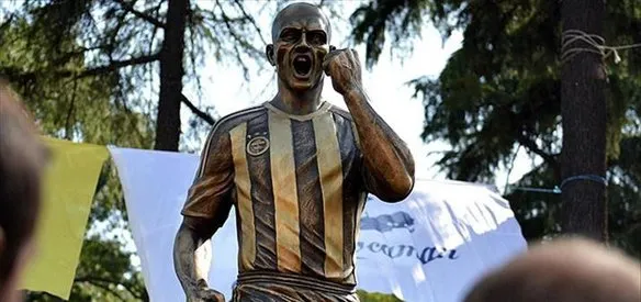 ALEX DE SOUZA'NIN HEYKELİ DİKİLDİ