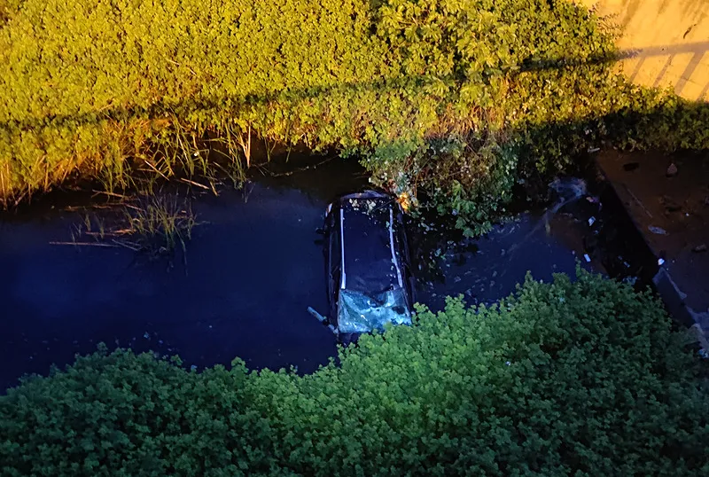 Maltepe’de otomobil gölete uçtu!