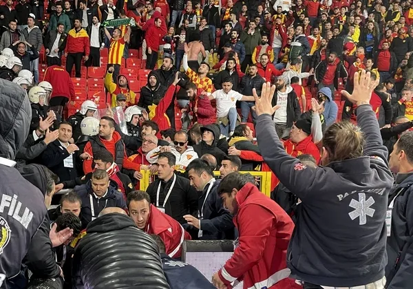 son-dakika-olayli-goztepe-altay-derbisinde-yeni-gelisme-kalecinin-kafasinda-korner-diregi-kiran-holiganin-ifad-1669887167213.jpg Son dakika! Olaylı Göztepe-Altay derbisinde yeni gelişme! Korner direğiyle kalecinin kafasını kıran holigan Mehmet Nihat Aydın'ın ifadesi ortaya çıktı-8