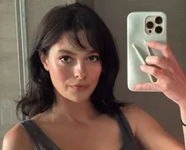 Melis Sezen açık tonlardaki saçlarını kestirip koyu renge boyattı! Yeni imajı sosyal medyayı ikiye böldü!