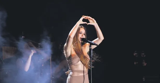 Simge Sağın: "Ülkece bekarız yani"