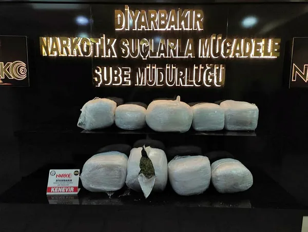 cekiciyle-tasinan-is-makinesinde-159-kilo-esrar-ele-gecirildi-1603278498263.jpg Çekiciyle taşınan iş makinesinde 159 kilo esrar ele geçirildi-3