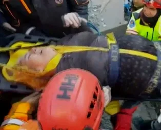 Son dakika: Elazığ Sivricedeki depremde  yaşlı kadın enkazdan 13 saat sonra böyle kurtarıldı