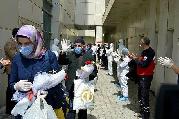 vanda-koronavirus-tedavisi-goren-ayni-aileden-10-kisi-alkislarla-taburcu-oldu-1587399712818.jpeg Van'da koronavirüs tedavisi gören aynı aileden 10 kişi alkışlarla taburcu oldu-5