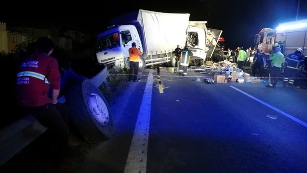 Son dakika: Kocaeli'de feci kaza! İki kargo kamyonu çarpıştı: 1 yaralı-1