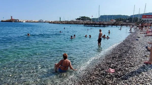 Kemer'e soğuklar gelmedi! Ekim ortasında deniz keyfi-1
