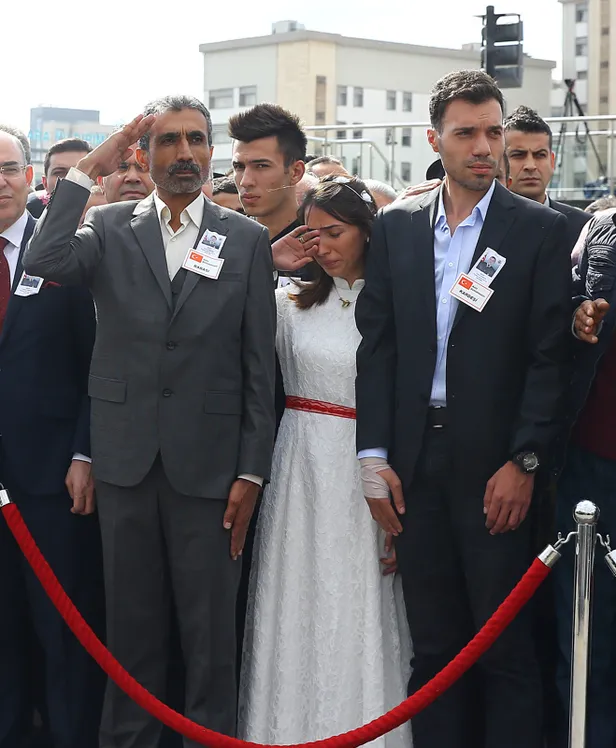 Barış Pınarı Harekatı şehidine acı veda! Nişanlısını gelinlikle son yolculuğa uğurladı-4