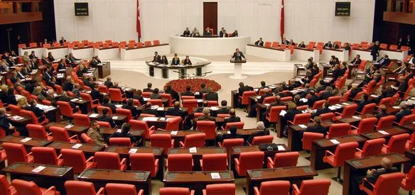 Yabancılara mülk satışına olanak sağlayan, Tapu Kanunu ve Kadastro Kanunu'nda değişiklik yapan tasarı Meclis'te kabul edilerek yasalaştı